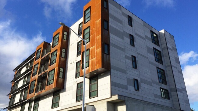 Building Photo - 4780 SE Milwaukie Ave