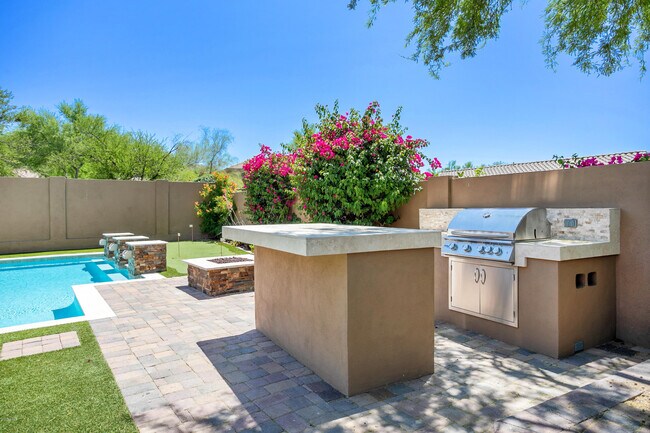 Building Photo - 10601 E Meadowhill Dr