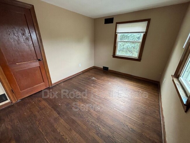 Building Photo - 348 Nassau St