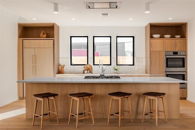 Building Photo - 2112 Lawnmont Ave