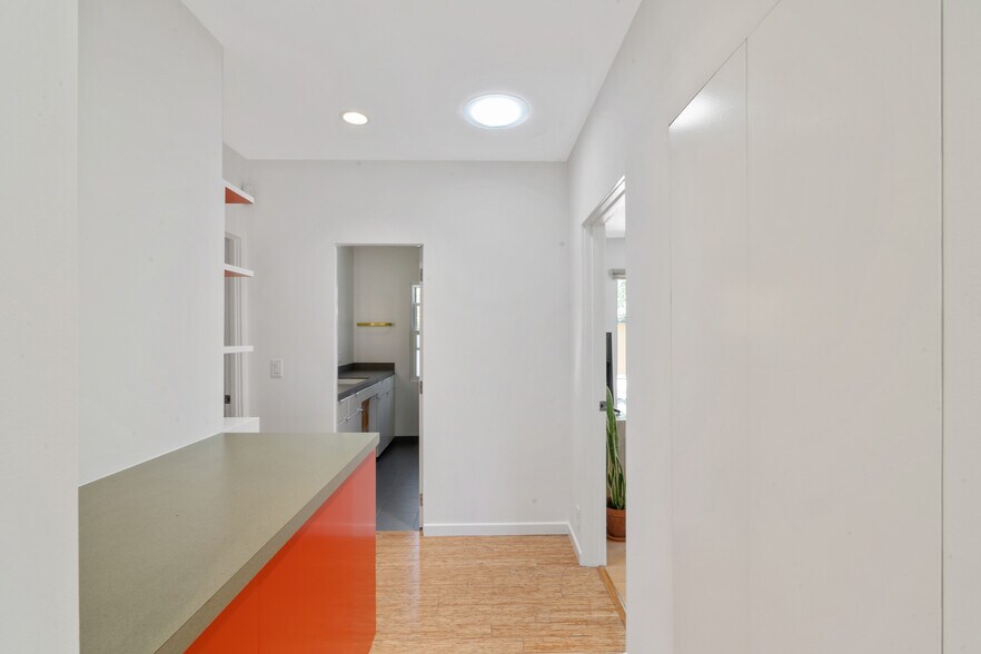 Building Photo - 213 6th Ave
