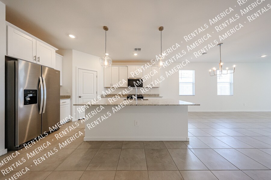 Building Photo - 3380 N Camden Dr