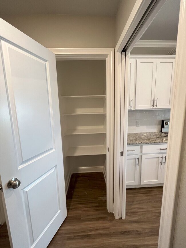 Building Photo - Country Heights #1102