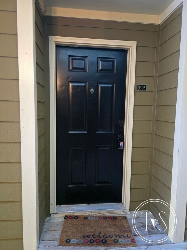 Building Photo - RATE DROP ALERT (was $2300/month)!