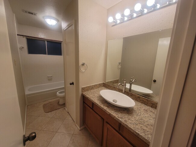 Building Photo - 2220 Castle Dr