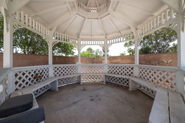 Building Photo - Attached 3-Bedroom Home with Spacious Yard...