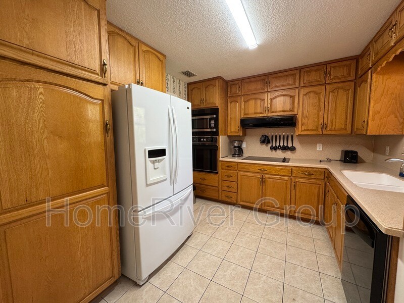 Building Photo - 2204 Tegner Dr
