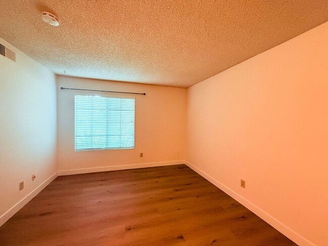 Building Photo - Charming 1 Bedroom Condo in Stoney Brook