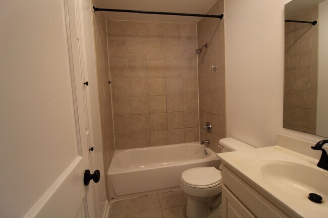 Building Photo - August FREE On This 2 Bedroom 1 Bath Home in Roeland Park