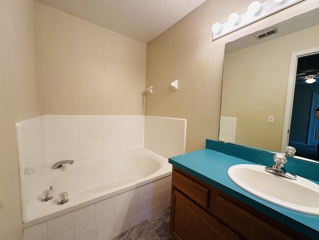 Building Photo - 620 Sonja Cir