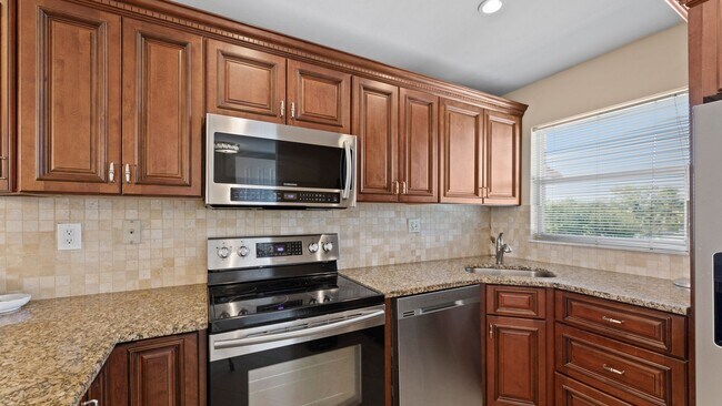 Building Photo - FURNISHED ANNUAL IN HIGH POINT COUNTRY CLUB!
