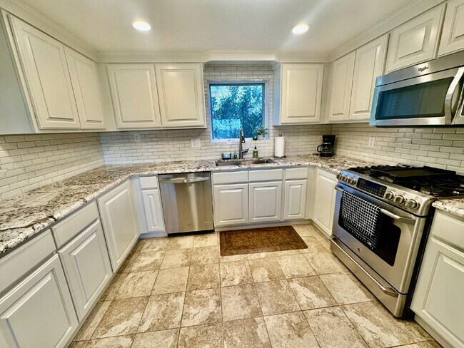 Building Photo - Four Bedroom Waterfront Home on the May River!