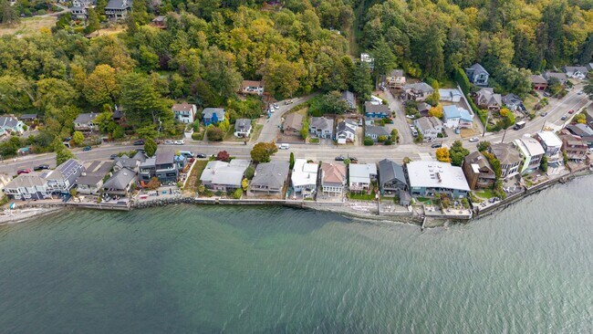 Building Photo - 5306 Beach Dr SW