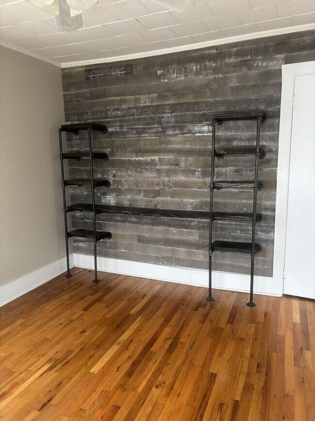 Building Photo - Single Family Home, 2 bed/1 bath $1,200 One-Story