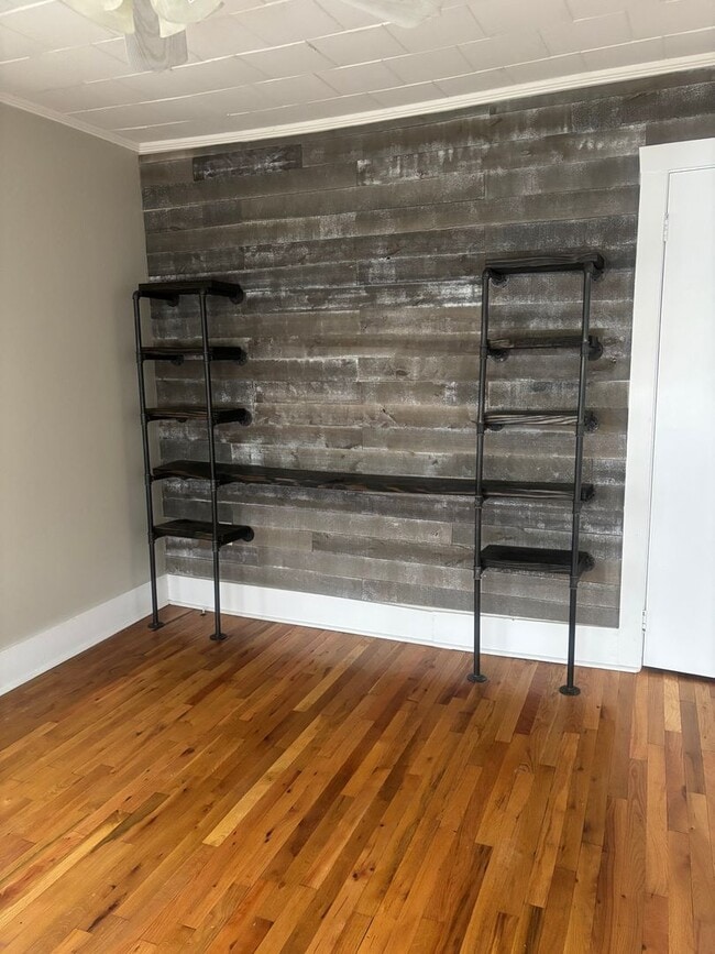 Building Photo - Single Family Home, 3 bed/1 bath $1,200 One-Story