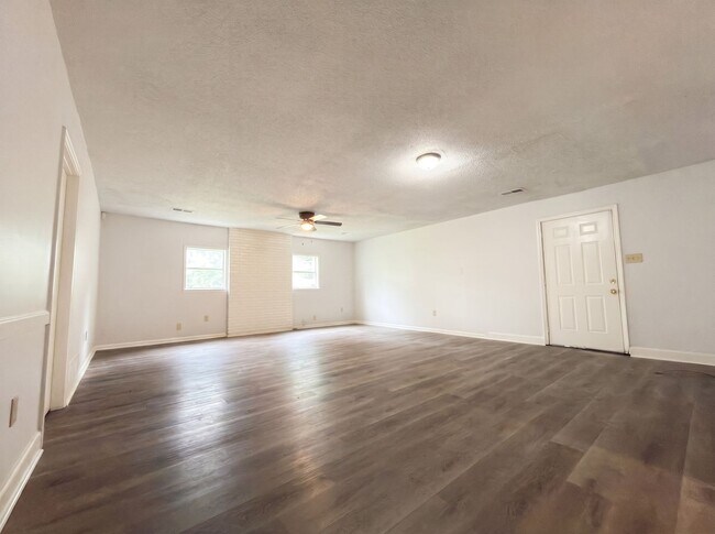 Building Photo - 854 Carrolton Rd