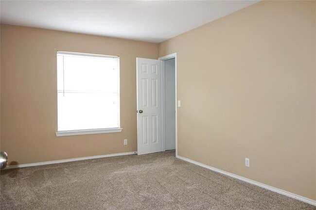 Building Photo - 2215 Bent Bow Dr