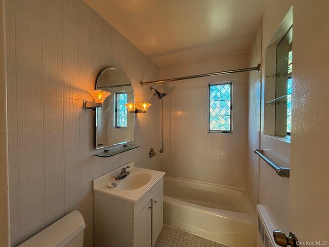 Building Photo - 580 Bedford Rd