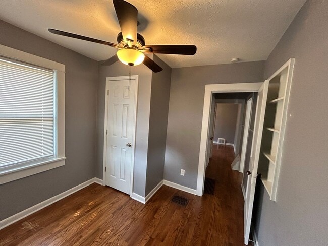 Building Photo - 3 bedroom with fenced in yard