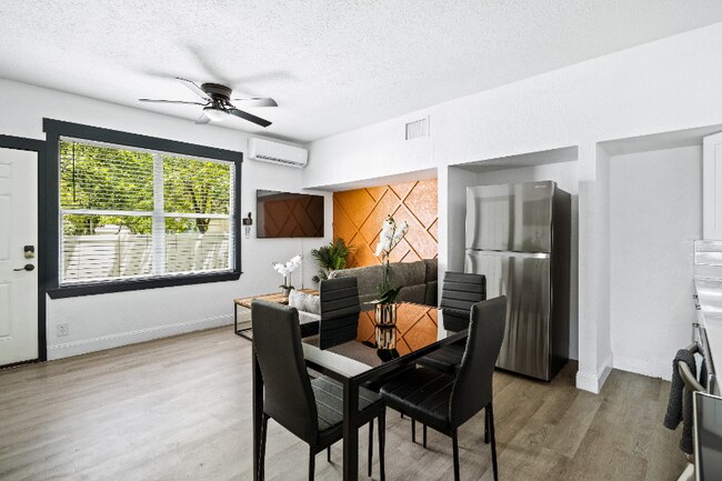 Building Photo - 209 W Gladys St