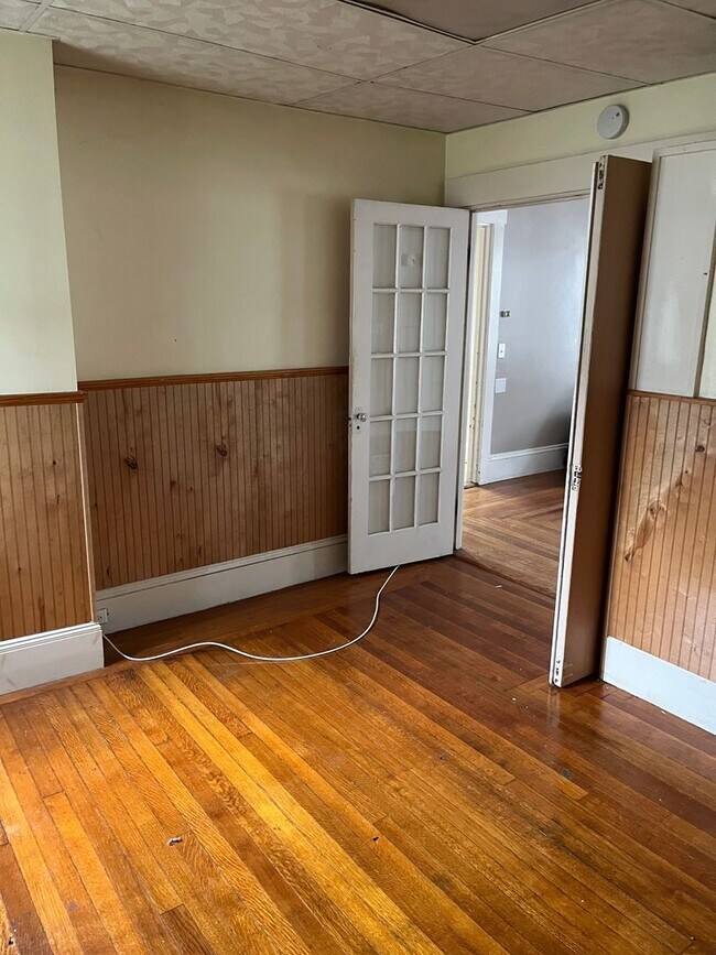 Building Photo - Sunny 2 Br / 1 BA Apartment in quiet area of Middleboro