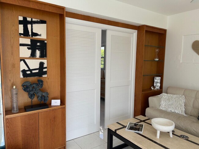 Building Photo - 1221 Hillsboro Mile