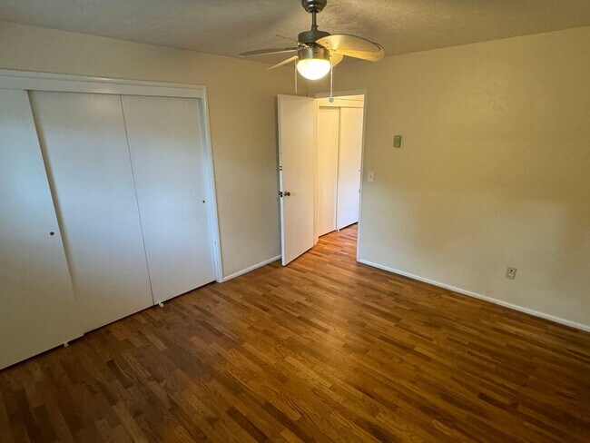 Building Photo - 3+ Bedroom House in Friendly Area