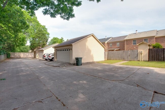 Building Photo - 1008 Heatherwood Dr SE