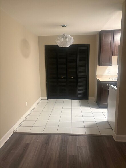 Building Photo - 2424 E Webster Pl