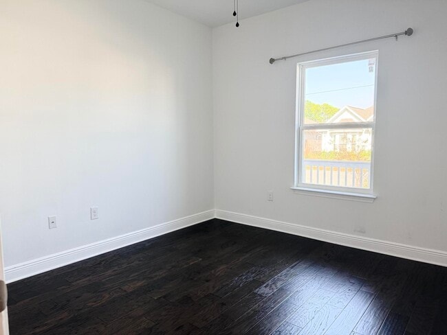 Building Photo - 590 Las Roblas Grande Dr