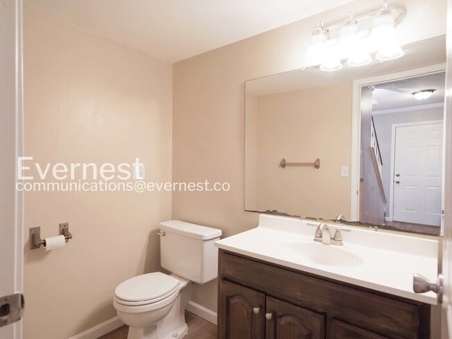 Building Photo - 2 Bed, 1.5 Bath Condo with Off-Street Parking / Available Now!