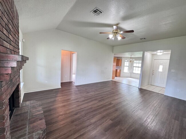 Building Photo - 5603 Golden Dr