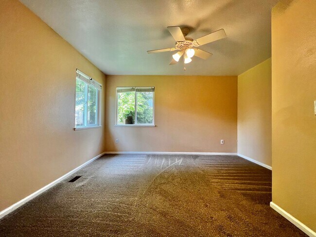 Building Photo - Charming 3-Bed/2-Bath Home in Loveland!