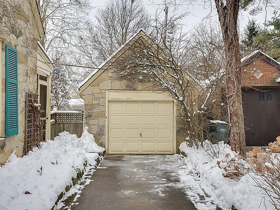 Building Photo - "Charming 3-Bed Home with Granite Elegance...