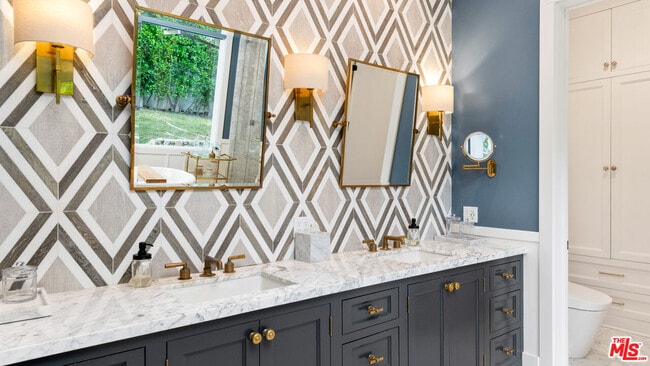 Building Photo - 6815 Dume Dr