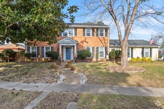 Building Photo - Colonial Oaks