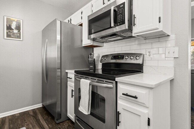Building Photo - 2875 Village Dr
