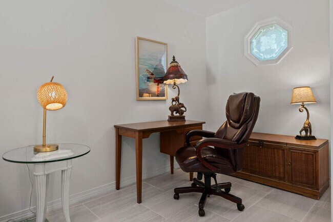 Building Photo - 300 Lan Rob Ln