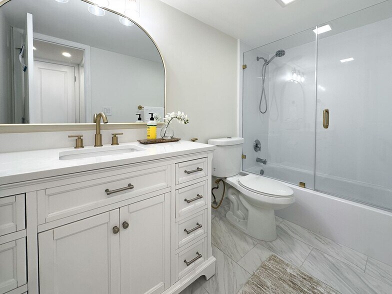 Building Photo - 4800 Bayview Dr