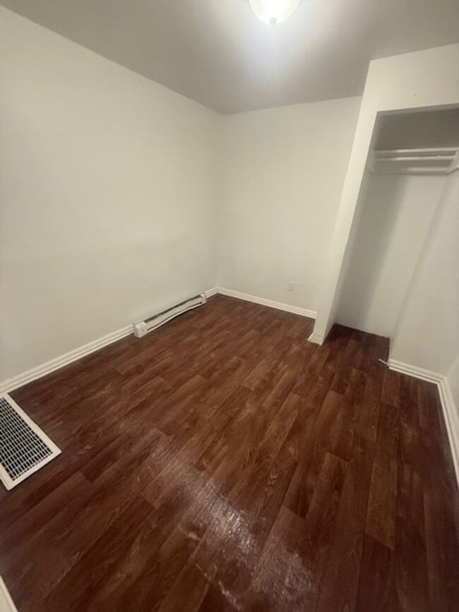 Building Photo - 2 Bedroom 1 Bath Available to Rent for $65...