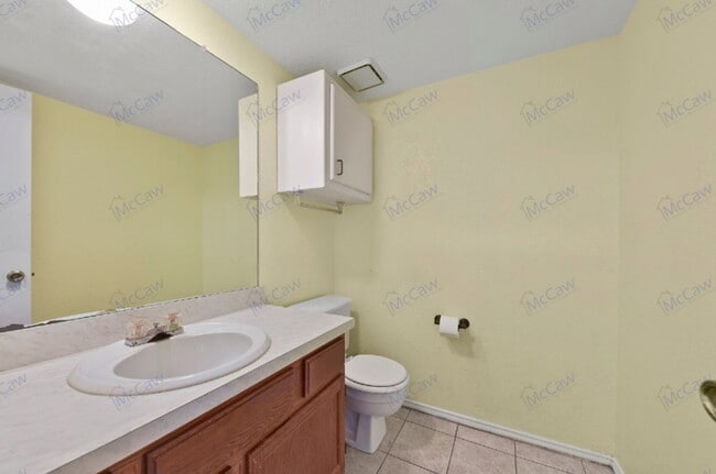 Building Photo - 800 Bluebonnet Dr