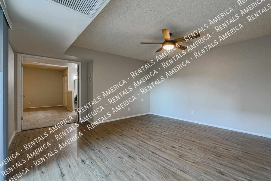 Building Photo - 5005 S Willow Dr