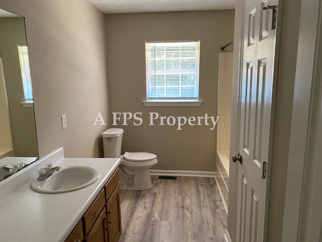 Building Photo - 184 Pine St SW