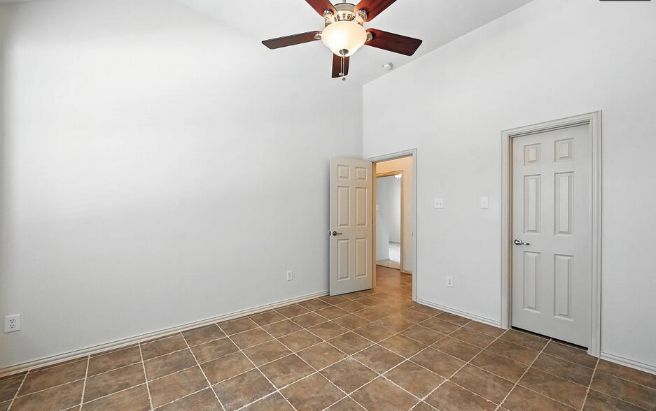 Building Photo - Room in House on Smoke Tree Dr