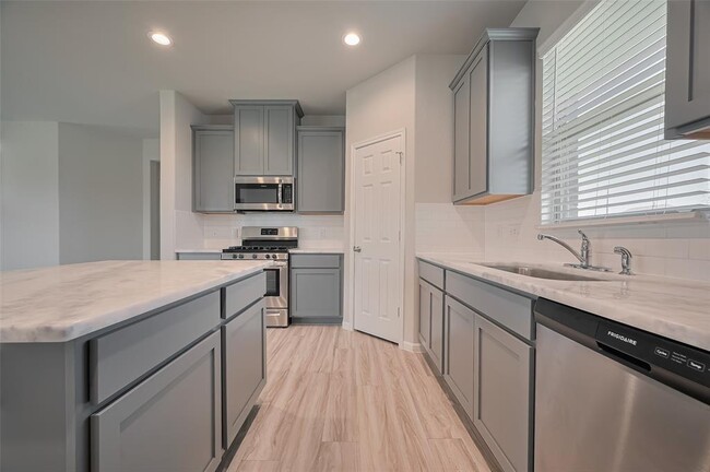 Building Photo - 101 Eliana Shores Dr