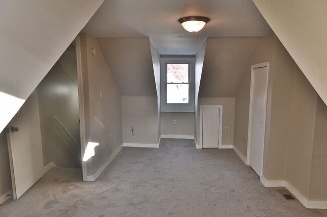 Building Photo - 3 Bedroom on Boas St w/ Parking AND a $750...