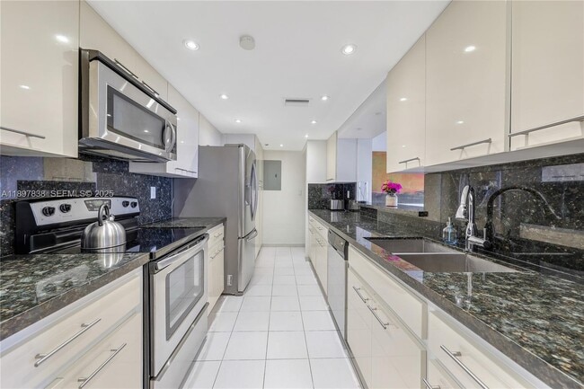 Building Photo - 801 N Venetian Dr