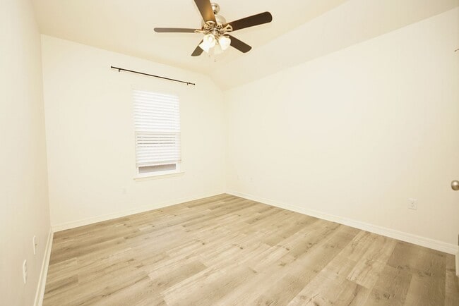 Building Photo - Central Niceville Location
