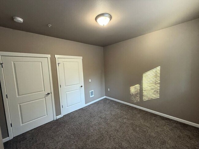 Building Photo - 4255 Hawthorne Ave NE