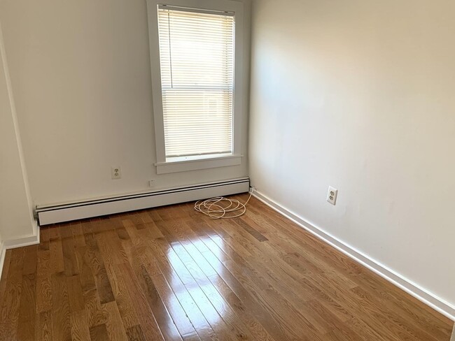 Building Photo - 712 Lawrence St